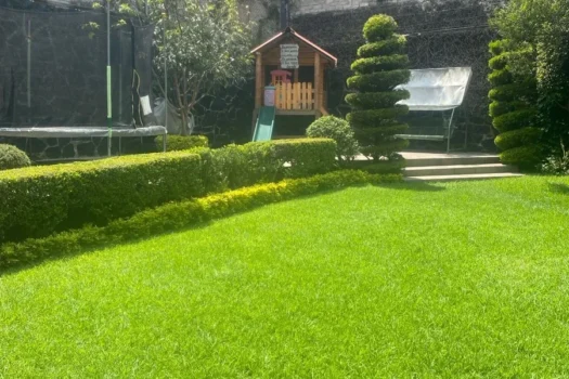 PRECIOSA CON AMPLIO JARDIN