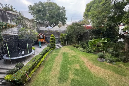 PRECIOSA CON AMPLIO JARDIN