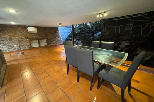 PRECIOSA CON AMPLIO JARDIN